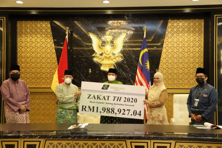 TH Hands Over Zakat to Tabung Baitulmal Sarawak