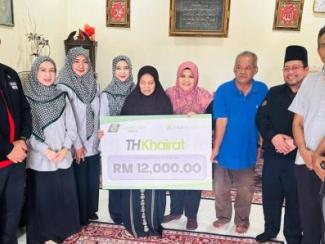 TH dan Takaful Malaysia serah RM12,000 kepada keluarga Allahyarhamah Nik Amni Nadiah, nahas bas pelajar UPSI