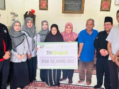 TH dan Takaful Malaysia serah RM12,000 kepada keluarga Allahyarhamah Nik Amni Nadiah, nahas bas pelajar UPSI